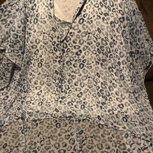 Stylish Cato blouse with a blue leopard print. Lightweight & flowy design.